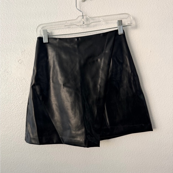 Abercrombie & Fitch Skirt Skort Black Faux Leather Mini Wrap Zipper NWT Sz XS - Picture 2 of 9